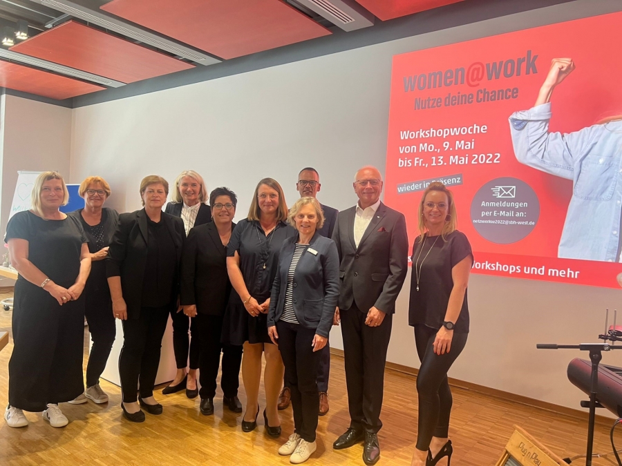 Eröffneten die Auftaktveranstaltung der Aktions- und Workshopwoche des Netzwerk Ws: Simone Wils ( Bundesagentur für Arbeit), Rita Köllner ( Gleichstellungs- und interne Familienbeauftragte Stadt Delbrück), Claudia Schäfer ( Kreis Paderborn Amt für Wirtschaft und Tourismus), Referentin und Coach Gaby Kirsch, Ulrike Rhode ( Kreishandwerkerschaft Paderborn-Lippe), Nicole Jucks ( Jobcenter Kreis Paderborn), Monika Grundke ( IHK Ostwestfalen zu Bielefeld) Geschäftsführer der HK Aloys Buschkühl, stellvertretender Landrat Hans-Bernd Janzen und Simone Böhmer (Gleichstellungs- und interne Familienbeauftragte des Kreises Paderborn, v.l.). Es fehlt Carina Kalle (SBH West) © Netzwerk W